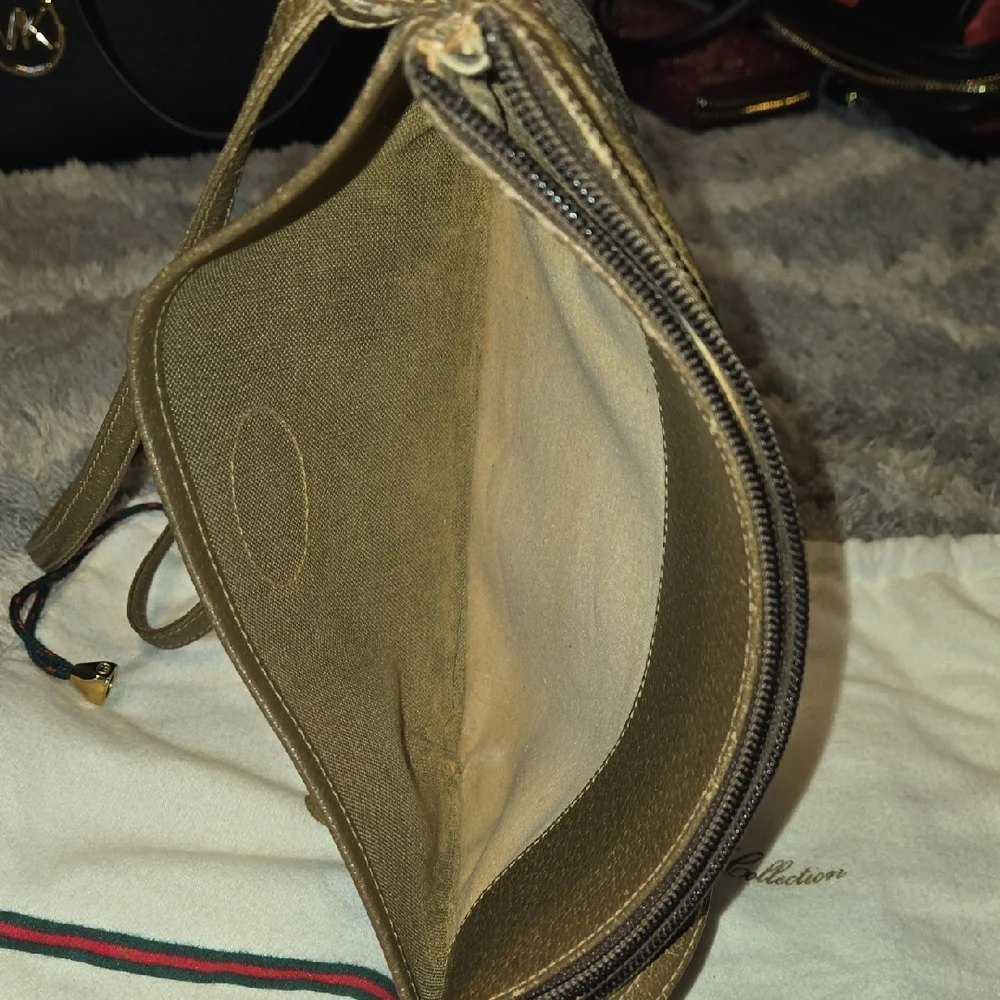 Gucci Signature Monogram Supreme Shoulder Bag in Brown and Cream - Picture 3 of 16